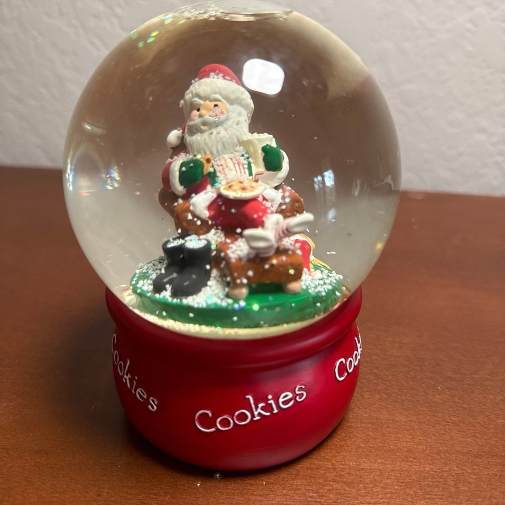 Hallmark 2005 Santa Claus Cookies Water Globe Christmas Snow Globe Red Base
